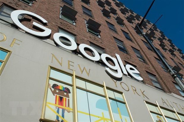 Biểu tượng của Google tại một tòa nhà ở New York, Mỹ. (Ảnh: AFP/TTXVN).