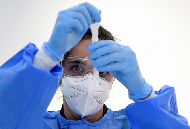 Một nhân viên y tế Tây Ban Nha thực hiện xét nghiệm nhanh Covid-19 đối với mẫu được lấy từ ca nghi nhiễm tại khu phố Vallecas, Madrid hôm 1/10. Ảnh: AFP.