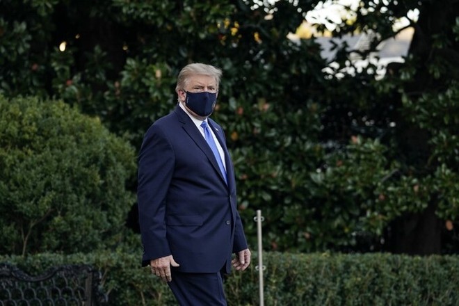 Trump đi bộ trên Bãi cỏ phía Nam ở Nhà Trắng để lên trực thăng vào viện. Ảnh: AFP.