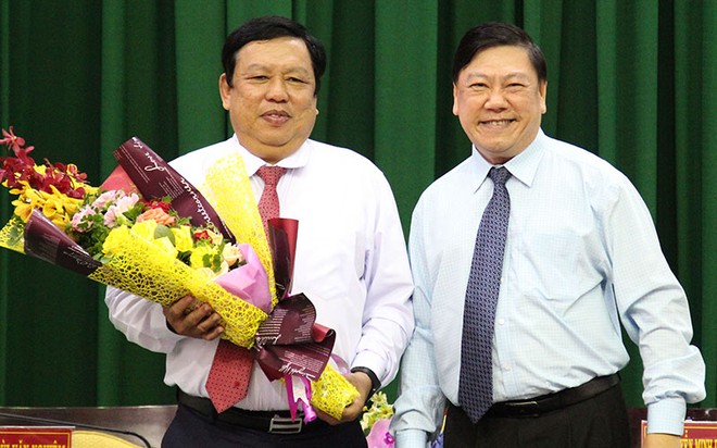 Bí thư Tỉnh ủy Vĩnh Long Trần Văn Rón tặng hoa chúc mừng tân Phó Chủ tịch UBND tỉnh Vĩnh Long Nguyễn Văn Liệt (bên trái ảnh).