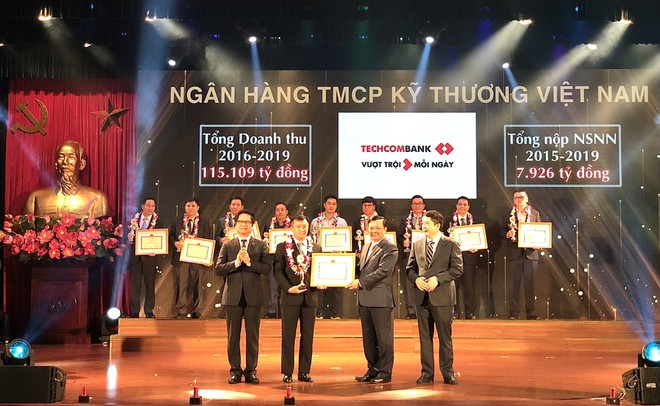 Phó Tổng Giám đốc Techcombank, ông Phạm Quang Thắng nhận bằng khen tại buổi lễ vinh danh.