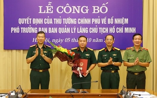 Lãnh đạo Ban Quản lý Lăng trao quyết định và chúc mừng Đại tá Phạm Hải Trung.