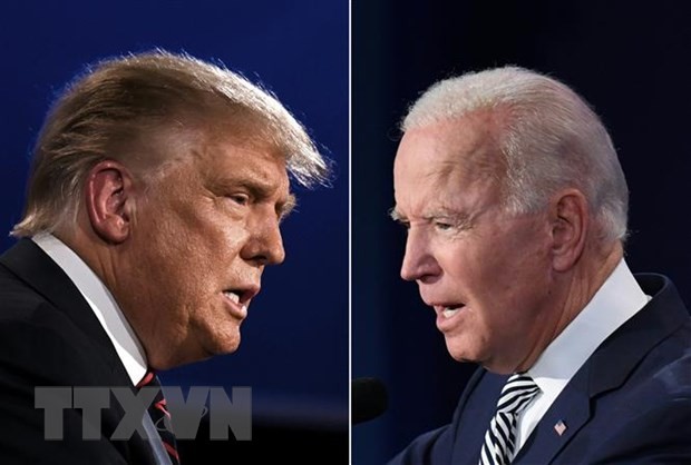 Ứng viên tranh cử Tổng thống của đảng Dân chủ Joe Biden (phải) và Tổng thống đương nhiệm Donald Trump trong cuộc tranh luận trực tiếp đầu tiên ở Cleveland, Ohio, ngày 29/9. (Ảnh: AFP/TTXVN).
