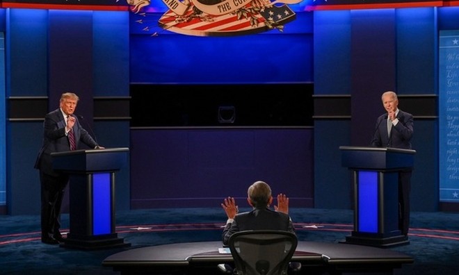 Tổng thống Trump (trái) và ứng viên tổng thống đảng Dân chủ Biden tại buổi tranh luận đầu tiên ở Ohio hôm 29/9. Ảnh: AFP.