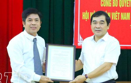 Phó Bí thư Thường trực Tỉnh uỷ Thái Bình (phải) trao quyết định cho tân Chủ tịch Hội Nông dân Thái Bình Lê Hồng Sơn.