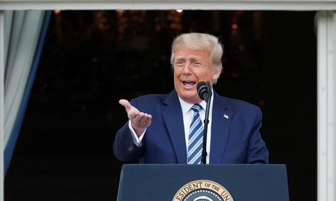 Tổng thống Trump phát biểu trước đám đông người ủng hộ từ ban công Nhà Trắng ngày 10/10. Ảnh: Reuters.