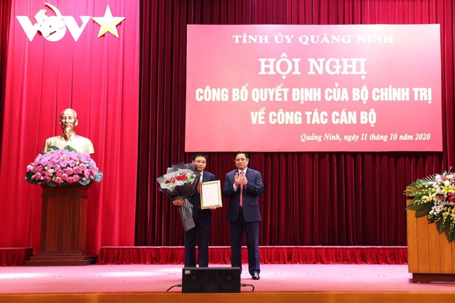 Trưởng Ban Tổ chức Trung ương Phạm Minh Chính trao Quyết định của Bộ Chính trị và chúc mừng ông Nguyễn Văn Thắng.