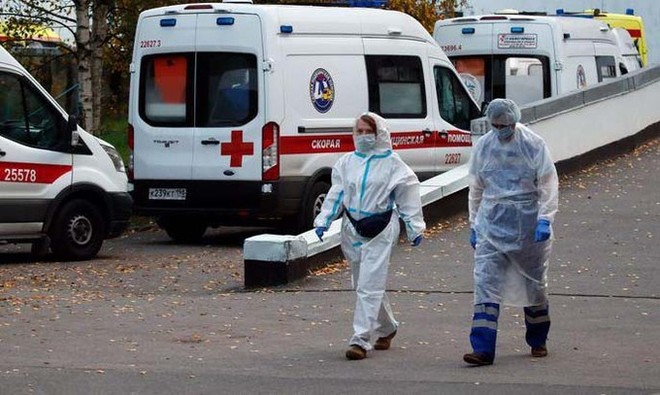 Các chuyên gia y tế đi bộ gần bệnh viện Aleksandrovskaya, thành phố St. Petersburg, Nga, hôm 9/10. Ảnh: Reuters.