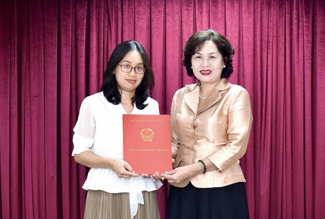 Phó Thống đốc Nguyễn Thị Hồng trao Quyết định bổ nhiệm cho bà Bùi Thúy Hằng.