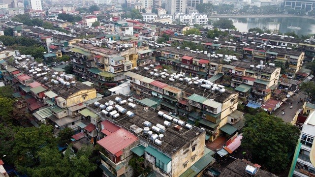 Nhiều chung cư ở Hà Nội đã xuống cấp nghiêm trọng. Trong ảnh là khu tập thể Thành Công, Nguyên Hồng (Hà Nội). 