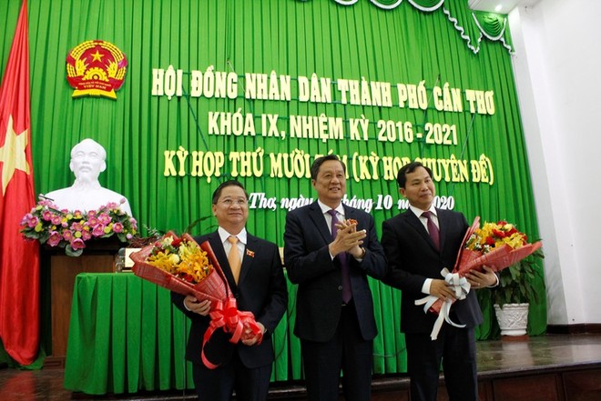 Chủ tịch HĐND TP. Cần Thơ Phạm Văn Hiểu (giữa) tặng hoa chúc mừng các ông Trần Việt Trường (trái) và Lê Quang Mạnh (phải). Ảnh: Pháp luật TPHCM.