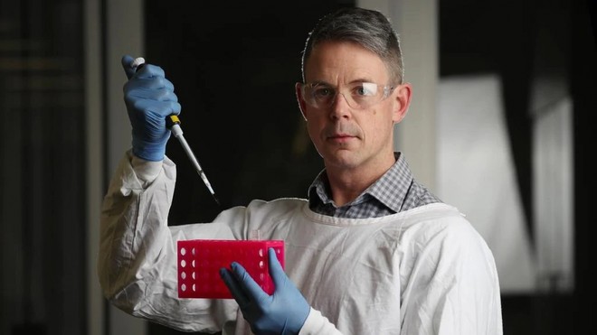 Phó giáo sư Nathan Bartlett, Trưởng khoa Miễn dịch virus tại Viện Nghiên cứu Y khoa Hunter, Australia. Ảnh Daily Telegraph.