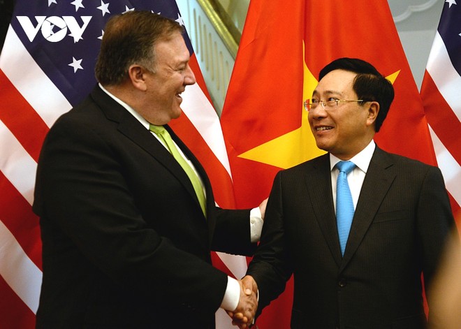 Phó Thủ tướng, Bộ trưởng Bộ Ngoại giao Phạm Bình Minh bắt tay Ngoại trưởng Hoa Kỳ Michael Richard Pompeo khi ông Pompeo có chuyến thăm chính thức Việt Nam hồi tháng 7/2018.