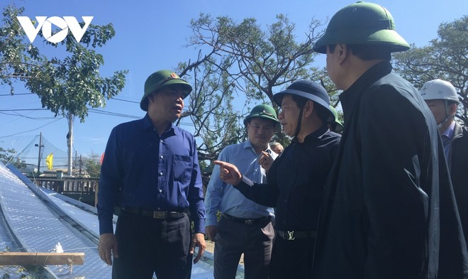 Phó Trưởng Ban Chỉ đạo Trung ương PC thiên tai Nguyễn Xuân Cường thị sát tình trạng tốc mái tại huyện Tư Nghĩa, tỉnh Quảng Ngãi.