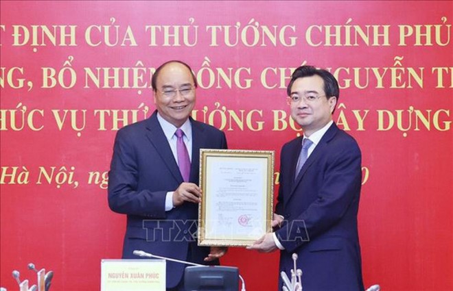 Thủ tướng Nguyễn Xuân Phúc đã trao quyết định điều động, bổ nhiệm đồng chí Nguyễn Thanh Nghị giữ chức Thứ trưởng Bộ Xây dựng. Ảnh: TTXVN.