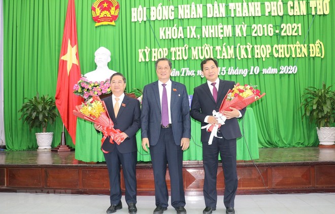 Chủ tịch Ủy ban nhân dân thành phố Cần Thơ Trần Việt Trường (trái) và nguyên Chủ tịch Ủy ban nhân dân thành phố Lê Quang Mạnh. (Ảnh: Ngọc Thiện/TTXVN).
