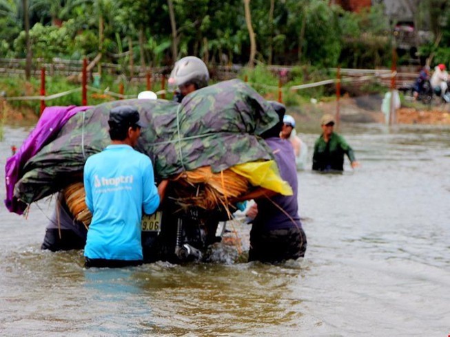 Tặng 2.500 thẻ bảo hiểm y tế cho đồng bào bị ảnh hưởng bởi mưa lũ tại miền Trung