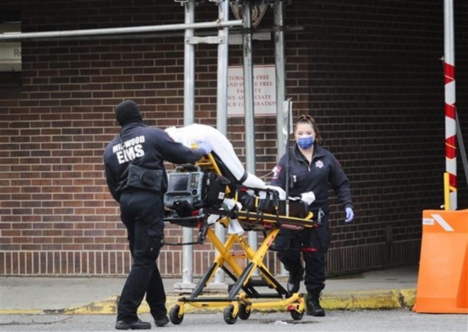 Nhân viên y tế chuyển bệnh nhân Covid-19 tới bệnh viện ở New York, Mỹ, ngày 11/5/2020. Ảnh: THX.