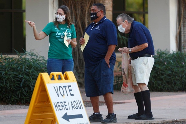 Cử tri Arizona đi bỏ phiếu ngày 3/11. (Ảnh: Reuters).