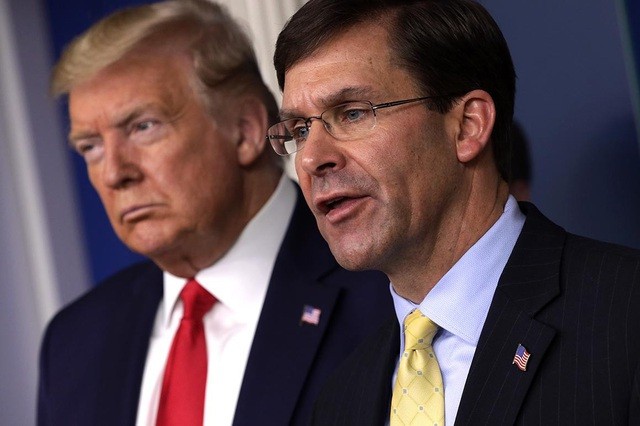 Tổng thống Donald Trump (trái) và Bộ trưởng Quốc phòng Mark Esper trong cuộc họp báo về dịch Covid-19. (Ảnh: Getty).