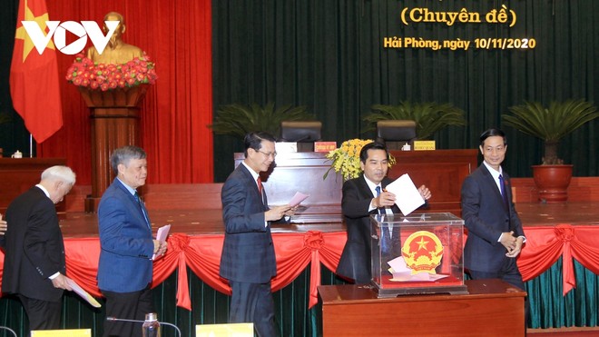 Các đại biểu bỏ phiếu bầu các chức danh Trưởng Ban Đô thị, HĐND thành phố và Phó Chủ tịch UBND thành phố Hải Phòng.