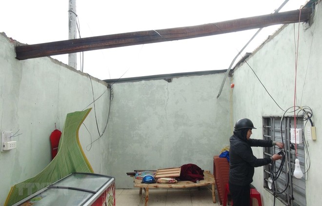 Bão số 13 làm hàng nghìn ngôi nhà bị tốc mái tại Quảng Bình. (Ảnh: Đức Thọ/TTXVN).