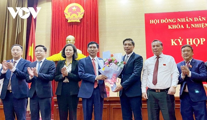 Lãnh đạo thành phố Hạ Long chúc mừng tân Chủ tịch UBND TP Nguyễn Tiến Dũng (thứ 4 từ trái sang).