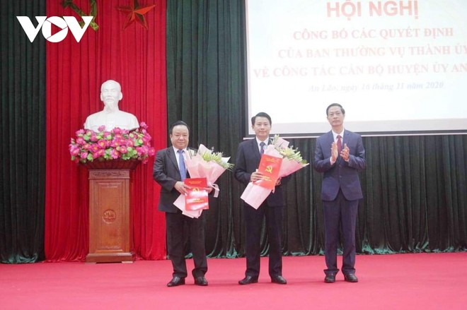Lãnh đạo Thành ủy Hải Phòng trao quyết định và chúc mừng ông Vũ Duy Tùng (ngoài cùng bên trái), tân Giám đốc Sở Giao thông Vận tải Hải Phòng.