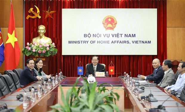 Bộ trưởng Bộ Nội vụ Lê Vĩnh Tân chủ trì tại điểm cầu Hà Nội. (Ảnh: Văn Điệp/TTXVN)