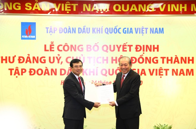 Phó Thủ tướng Thường trực trao quyết định bổ nhiệm Chủ tịch Tập đoàn Dầu khí. Ảnh VGP/Lê Sơn.