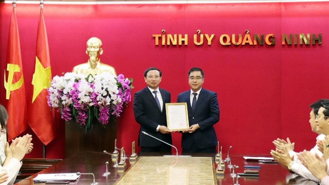Ông Nguyễn Xuân Ký trao quyết định bổ nhiệm cho ông Nguyễn Chí Thành (bên phải).