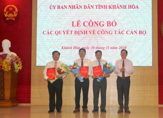 Ông Nguyễn Tấn Tuân - Chủ tịch UBND tỉnh trao Quyết định bổ nhiệm Lãnh đạo các sở ngành.