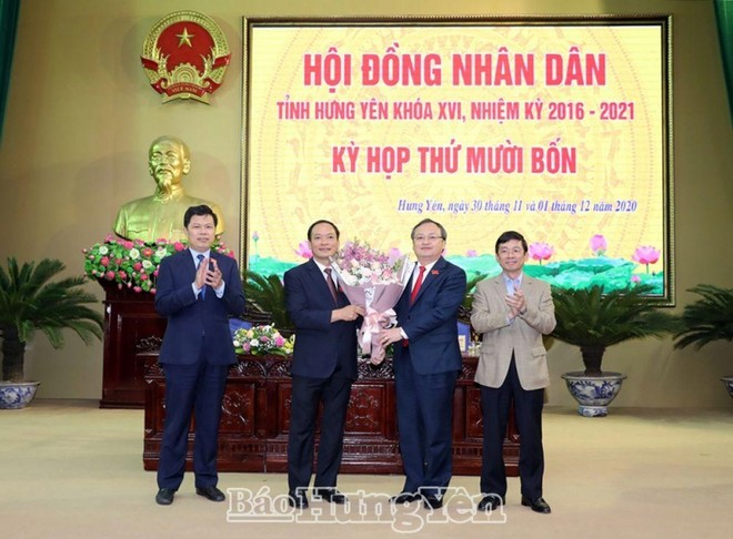 Thường trực Tỉnh ủy tặng hoa chúc mừng tân Chủ tịch UBND tỉnh Trần Quốc Văn. (Ảnh: Báo Hưng Yên).