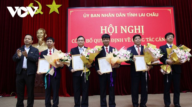 Chủ tịch UBND tỉnh Lai Châu Trần Tiến Dũng trao quyết định và tặng hoa chúc mừng.
