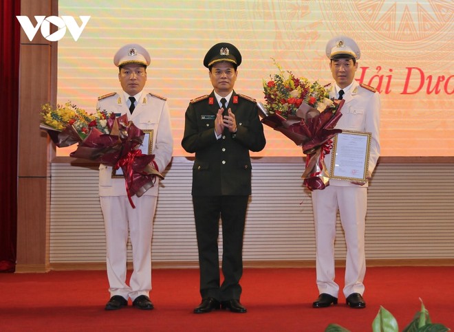 Đại tá Lê Ngọc Châu, Giám đốc Công an tỉnh Hải Dương trao quyết định bổ nhiệm cho 2 tân Phó Giám đốc Công an tỉnh.