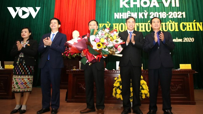 Ông Lê Quang Chiến (người cầm hoa ở giữa) được bầu giữ chức Phó Chủ tịch Hội đồng nhân dân tỉnh Quảng Trị.