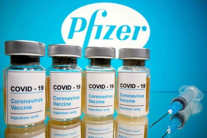 Hai trường hợp sốc phản vệ sau khi tiêm vaccine ngừa Covid-19 của Pfizer. Ảnh: Reuters.