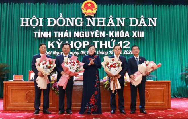 Bà Nguyễn Thanh Hải, Bí thư Tỉnh ủy, Trưởng Đoàn đại biểu Quốc hội tỉnh Thái Nguyên tặng hoa chúc mừng các nhân sự được bầu giữ các chức danh chủ chốt của HĐND và UBND tỉnh.