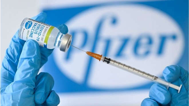 Lô vaccine Covid-19 đầu tiên của Pfizer/ BioNTech bắt đầu được đưa đi phân phối trên khắp nước Mỹ. Ảnh: BBC.