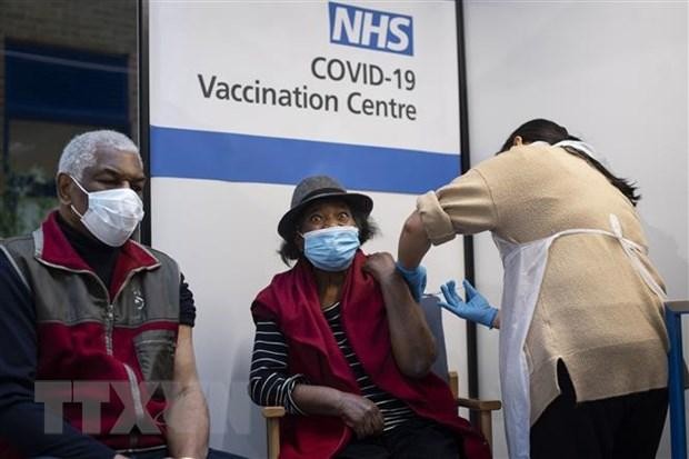 Tiêm vắcxin phòng COVID-19 cho người dân tại bệnh viện ở London, Anh. (Ảnh: AFP/TTXVN).