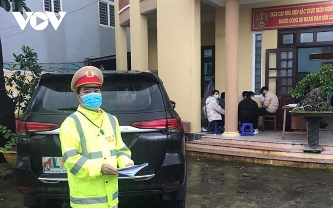 Lực lượng Trạm Cảnh sát giao thông Cửa ô Hòa Hiệp phát hiện ô tô chở 6 người Trung Quốc nhiều nghi vấn.