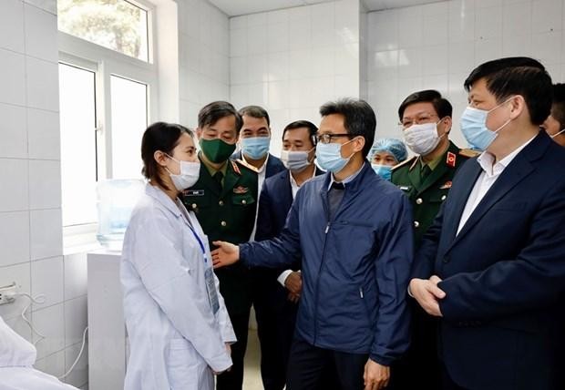 Phó Thủ tướng đã thăm hỏi, động viên 3 tình nguyện viên đầu tiên tiêm thử nghiệm vắcxin phòng COVID-19 do Việt Nam sản xuất. (Ảnh: Dương Giang/TTXVN).