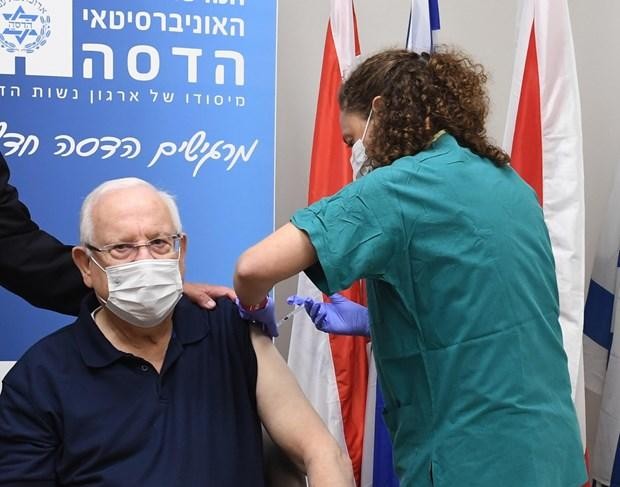 Tổng thống Israel Reuven Rivlin được tiêm chủng vắcxin phòng COVID-19. (Nguồn: Twitter).