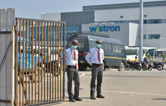 Cổng vào nhà máy Wistron Infocomm ở khu vực ngoại ô thành phố Bangalore, Ấn Độ, ngày 13/12/2020. (Ảnh: AFP/TTXVN).