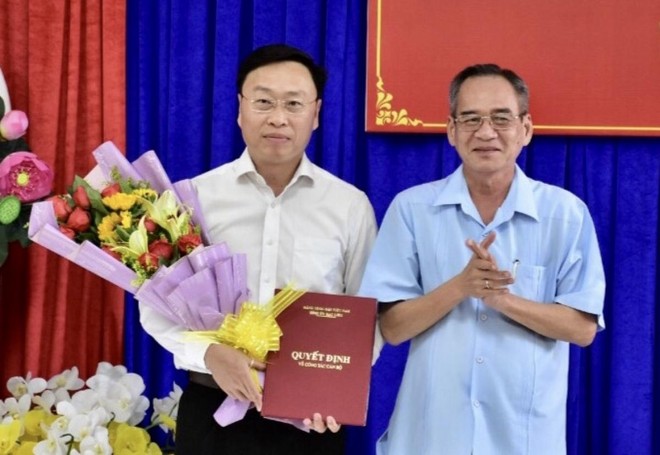 Bí thư Tỉnh ủy Bạc Liêu Lữ Văn Hùng trao Quyết định, tặng hoa chúc mừng ông Huỳnh Hữu Trí được luân chuyển, chỉ định giữ chức Bí thư Thành ủy Bạc Liêu.