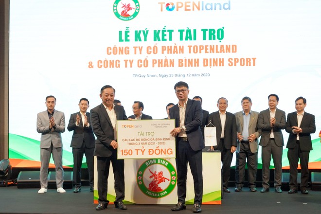 Ông Võ Văn Khang, Chủ tịch Công ty Topenland (phải) trao bảng tài trợ 150 tỷ đồng cho ông Nguyễn Hữu Sang, Giám đốc Công ty cổ phần Bình Định Sport, đại diện đơn vị chủ quản CLB bóng đá Topenland Bình Định.