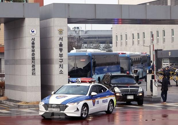 Xe chở tù nhân nhiễm COVID-19 từ Trung tâm Giam giữ Dongbu tới cơ sở y tế để điều trị. (Ảnh: Yonhap/TTXVN).