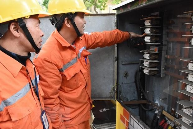 Nhân viên EVN kiểm tra hệ thống điện trên địa bàn Hà Nội. (Ảnh: TTXVN phát).