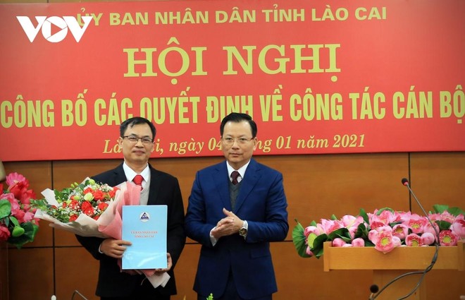 Ông Hoàng Quốc Khánh trao Quyết định bổ nhiệm cho tân Giám đốc Sở Ngoại vụ tỉnh Lào Cai.