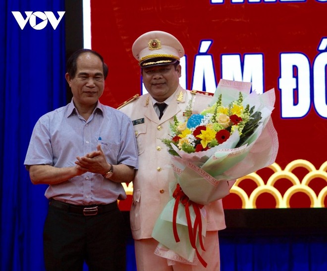 Ông Võ Ngọc Thành- Chủ tịch UBND tỉnh Gia Lai tặng hoa chúc mừng Thiếu tướng Rah Lan Lâm.